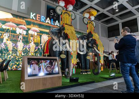 Berlin, Berlin, Deutschland. März 2026. Während der ITB Berlin Travel Messe am Dienstag, 3. März 2026, laufen Besucher durch die Messehallen. Die dreitägige Veranstaltung anlässlich ihres 60-jährigen Bestehens unter dem Motto „Discover the Stories behind 60 Years of Legacy“ bringt Interessengruppen aus dem globalen Tourismus zusammen, darunter Vertreter aus den USA, Florida, Las Vegas, Großbritannien, Saudi Arabien, Polen, die Kanarischen Inseln, Jordanien, Palästina, die Vereinigten Arabischen Emirate, Abu Dhabi, Australien, Air India, Air Canada, Katar und Dubai. Die ITB Berlin zeigt National DE Stockfoto