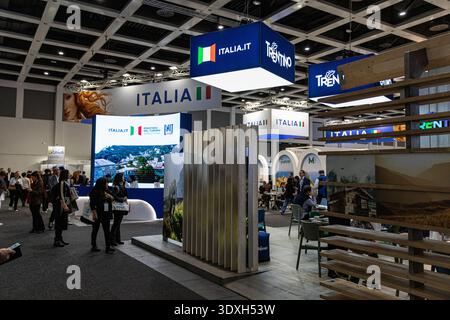 Berlin, Berlin, Deutschland. März 2026. Während der ITB Berlin Travel Messe am Dienstag, 3. März 2026, laufen Besucher durch die Messehallen. Die dreitägige Veranstaltung anlässlich ihres 60-jährigen Bestehens unter dem Motto „Discover the Stories behind 60 Years of Legacy“ bringt Interessengruppen aus dem globalen Tourismus zusammen, darunter Vertreter aus den USA, Florida, Las Vegas, Großbritannien, Saudi Arabien, Polen, die Kanarischen Inseln, Jordanien, Palästina, die Vereinigten Arabischen Emirate, Abu Dhabi, Australien, Air India, Air Canada, Katar und Dubai. Die ITB Berlin zeigt National DE Stockfoto