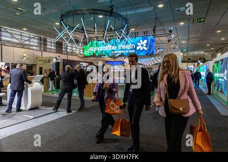 Während der ITB Berlin Travel Messe am Dienstag, 3. März 2026, laufen Besucher durch die Messehallen. Die dreitägige Veranstaltung, bei der ihr 60-jähriges Bestehen unter dem Motto „Entdecken Sie die Geschichten hinter 60 Jahren Vermächtnis“ gefeiert wird, bringt globale Tourismusakteure zusammen, darunter Vertreter aus den USA, Florida, Las Vegas, Großbritannien, Saudi-Arabien, Polen, die Kanarischen Inseln, Jordanien, Palästina, die Vereinigten Arabischen Emirate, Abu Dhabi, Australien, Air India, Air Canada, Katar und Dubai. Die ITB Berlin zeigt nationale Destination Stände, Reisetechnologiekonzern Stockfoto