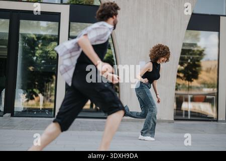 Zwei Freunde laufen in einer urbanen Outdoor-Szene und zeigen Energie, Bewegung und Street Style Stockfoto