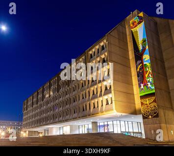 Hubert H. Humphrey Gebäude bei Nacht, Hauptsitz des US-Gesundheitsministeriums mit MAHA-Banner (Make America Healthy Again) Stockfoto
