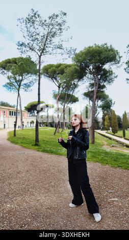 Modische Frau mit Sonnenbrille in italienischer Parklandschaft. Reise- und Tourismusstimmung. Stockfoto