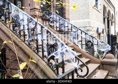 Brownstone Hoops in Manhattan, New York, dekoriert mit weißen Spinnennetzdekorationen für Halloween. Klassische Upper West Side Brownstones mit dekoriert Stockfoto