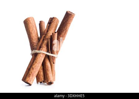 Zimtstangen zusammengebunden, isoliert auf weißem Hintergrund. Stockfoto