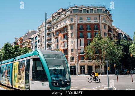 Barcelona, Spanien - 29. Juni 2025 : moderne Straßenbahn auf der Straße im Viertel Eixample Stockfoto