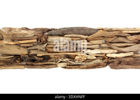Rustikales Holzbanner-Design mit Treibholz-Kunst auf weißem Hintergrund. Verwitterte Strandholzstücke. Natürliche Einrichtung an der Küste. Stockfoto