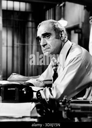 In dieser schwarz-weißen Publicity aus dem Jahr 1977 spielt der Schauspieler Abe Vigoda in seiner ikonischen Rolle als Detective Phil Fish aus der TV-Comedy-Serie „Barney Miller“. Vigoda, mit seinen unverwechselbaren Eigenschaften und seinem feierlichen Ausdruck, wird eindringlich außerhalb der Kamera aufgenommen und denkt möglicherweise über einen Fall auf dem Revier nach. Stockfoto