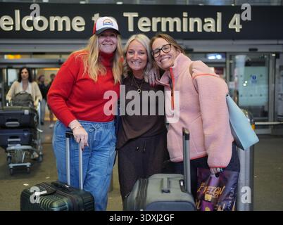 (Von links nach rechts) Anna Lock, Sian Reynolds und Helen Howison, alle aus südwales. Sie kamen von Abu Dhabi am Terminal 4 des London Heathrow Airport an, wo sie im Rixos Marina Abu Dhabi Hotel übernachteten. Bilddatum: Dienstag, 3. März 2026. Stockfoto