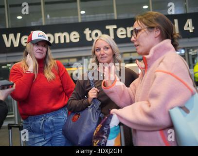 (Von links nach rechts) Anna Lock, Sian Reynolds und Helen Howison, alle aus südwales. Sie kamen von Abu Dhabi am Terminal 4 des London Heathrow Airport an, wo sie im Rixos Marina Abu Dhabi Hotel übernachteten. Bilddatum: Dienstag, 3. März 2026. Stockfoto