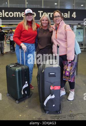 (Von links nach rechts) Anna Lock, Sian Reynolds und Helen Howison, alle aus südwales. Sie kamen von Abu Dhabi am Terminal 4 des London Heathrow Airport an, wo sie im Rixos Marina Abu Dhabi Hotel übernachteten. Bilddatum: Dienstag, 3. März 2026. Stockfoto