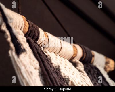 Makroansicht von Naturseilen und Garnfasern mit grober Textur, abgenutzten Fäden und weichem Fuzz für handwerkliche, nautische oder rustikale Textileprojekte Stockfoto