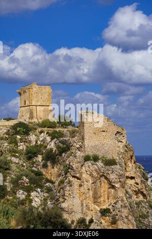 Ein atemberaubendes und einzigartiges Reisefoto mit zwei großen sizilianischen Wachtürmen, dem Platz Torre Doria (Torre della Tonnara) und dem kreisrunden Torre Stockfoto