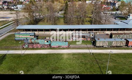 Historische Dampflokomotiven im Haapsalu Railway Museum - Blick auf die Drohne Stockfoto