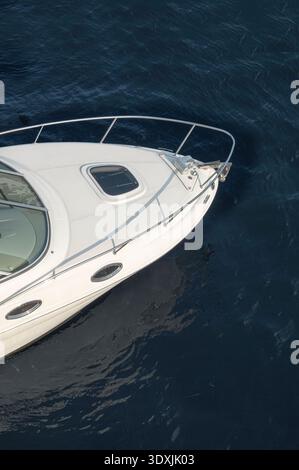 Bootsbogen, vor einer modernen weißen Yacht im Wasser von oben gesehen. Stockfoto