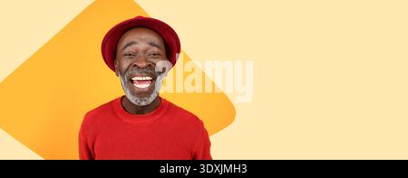 Lächelnder Mann mit Hut und Pullover in farbenfrohem Hintergrund während eines fröhlichen Moments Stockfoto