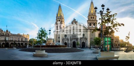 Großer Panoramablick auf die Kathedrale von Guadalajara und den zentralen plaza-Brunnen im historischen Zentrum von Guadalajara Jalisco Mexiko. Ikonischer Kolonialbogen Stockfoto