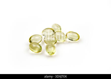 Stapel goldener Tabletten Fischöl Omega Vitamine Kapseln isoliert auf weißem Hintergrund Stockfoto