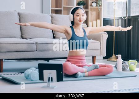 Junge asiatische sportlich attraktive Menschen, die Yoga-Unterricht mit Lehrer üben. Asien Gruppe von Frauen, die im Fitnessstudio gesund leben. Sport Stockfoto