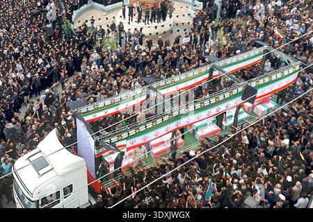 (260303) -- TEHERAN, 3. März 2026 (Xinhua) -- Bürger versammeln sich zu einer Massenbegräbniszeremonie für Schüler und Mitarbeiter, die bei einem Angriff der Vereinigten Staaten und Israels auf eine Schule in Minab, Irans südlicher Provinz Hormozgan, am 3. März 2026 getötet wurden. Die Schule wurde bei israelischen und US-amerikanischen Streiks bombardiert, wobei am Samstag mindestens 165 Menschen getötet und 95 weitere verletzt wurden. (Mehr Nachrichtenagentur/Handout über Xinhua) Stockfoto