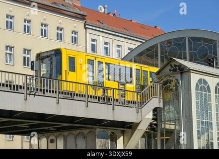 U-Bahn, Hochbahn, Zug, Görlitzer Bahnhof, Kreuzberg, Bezirk Friedrichshain-Kreuzberg, Berlin, Deutschland Stockfoto