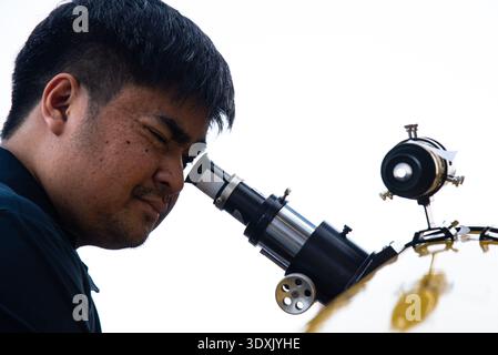 Bangkok, Thailand. März 2026. Ein Mann beobachtet den Himmel mit einem Teleskop, bevor die totale Mondfinsternis während eines astronomischen Ereignisses in Bangkok erscheint. Eine totale Mondfinsternis ist in Thailand zu sehen, einschließlich Bangkok, der Blutmond erscheint am Himmel über Bangkok während 6,23 Uhr. (Credit Image: © Peerapon Boonyakiat/SOPA Images via ZUMA Press Wire) NUR REDAKTIONELLE VERWENDUNG! Nicht für kommerzielle ZWECKE! Stockfoto