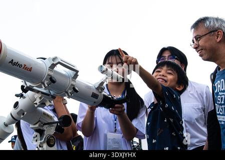 Bangkok, Thailand. März 2026. Ein Kind, das in der Nähe eines Teleskops in den Himmel zeigt, bevor die totale Mondfinsternis während eines astronomischen Ereignisses in Bangkok auftaucht. Eine totale Mondfinsternis ist in Thailand zu sehen, einschließlich Bangkok, der Blutmond erscheint am Himmel über Bangkok während 6,23 Uhr. (Credit Image: © Peerapon Boonyakiat/SOPA Images via ZUMA Press Wire) NUR REDAKTIONELLE VERWENDUNG! Nicht für kommerzielle ZWECKE! Stockfoto