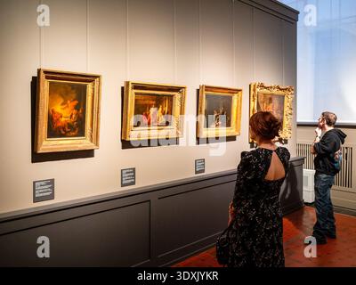 Moskau, Russland - 11. Januar 2026: Die Besucher sehen Gemälde in der Kunstgalerie des Staatlichen Museums der Schönen Künste Puschkin in Moskau Stockfoto