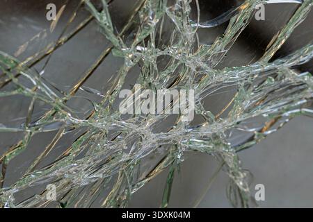 Nahaufnahme von Glasbruch mit detaillierter Spinnennetz-Rissstruktur. Stockfoto