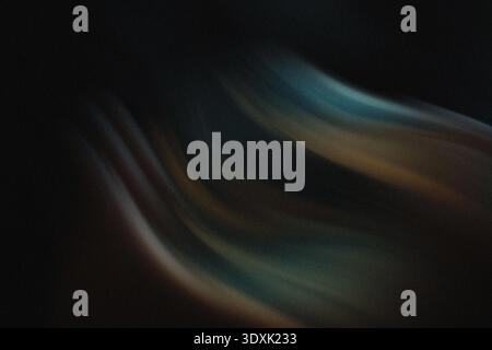 Abstrakter unscharfer Hintergrund mit Lichtstreifen, die einen dynamischen und ätherischen Kompositionseffekt erzeugen Stockfoto