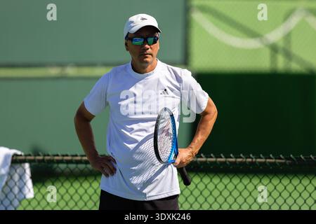 INDIAN WELLS, KALIFORNIEN - 2. MÄRZ: Michael Chang von den USA trainiert den US-amerikanischen Lernenden Tien während der BNP Paribas Open im Indian Wells Tennis Garden am 2. März 2026 in Indian Wells, Kalifornien. Stockfoto