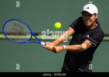 INDIAN WELLS, KALIFORNIEN - 2. MÄRZ: Schüler Tien aus den USA im Training während der BNP Paribas Open im Indian Wells Tennis Garden am 2. März 2026 in Indian Wells, Kalifornien. Stockfoto