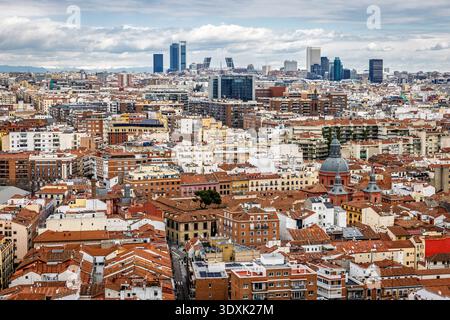 Dachblick auf die Skyline und das Geschäftsviertel von Madrid Stockfoto