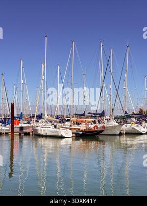 Gosport, Hampshire, England, Großbritannien - 28. Juni 2025: Boote und Yachten im Yachthafen in der Nähe des Stadtzentrums von Gosport Stockfoto