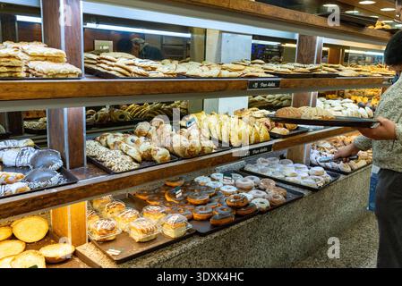 Bäckerei Vitrine gefüllt mit frischen, ausgewählten Backwaren Stockfoto