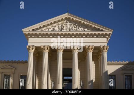 Berufungsgericht Montpellier (Cour d'Appel de Montpellier). Neoklassizistische Hoffassade mit monumentalen korinthischen Säulen und Giebelskulptur Stockfoto