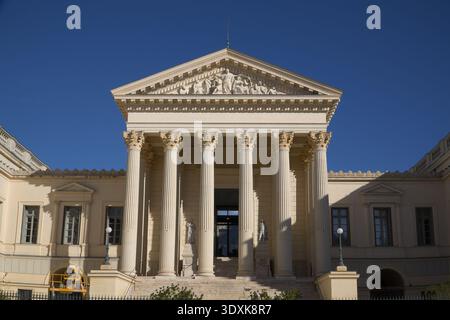 Berufungsgericht Montpellier, Cour d'Appel de Montpellier. Grand neoklassizistisches Gerichtsgebäude aus dem 19. Jahrhundert mit einem monumentalen korinthischen Portikus. Stockfoto