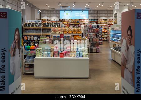 Innenraum des Miniso-Stores. Moderne, stilvolle Designerwaren, Accessoires, Spielzeug in den Regalen des Geschäfts. Minsk, Weißrussland - 29. Mai 2025 Stockfoto