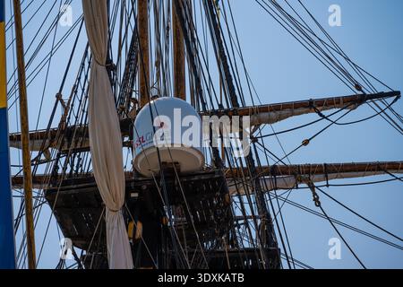 Göteborg, Schweden - 03. Juni 2023: Maste der Ost-indiaman-Nachbildung Göteborg mit modernen Kommunikationsantennen Stockfoto