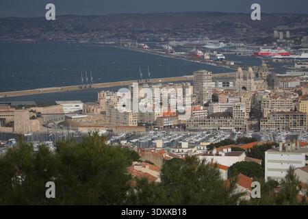 Basilika Notre-Dame de la Garde (La Bonne Mère). Panoramablick über den alten Hafen, den Hafen und die Skyline von Marseille, Frankreich. Stockfoto