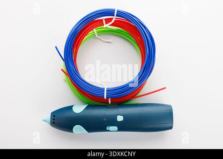 3D-Druckstift mit buntem Filament auf weißem Hintergrund Stockfoto