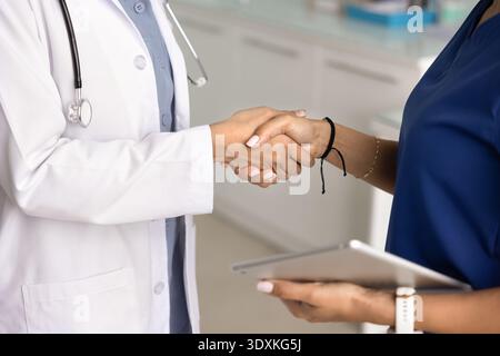 Nahaufnahme zweier Handschüttelerinnen Stockfoto