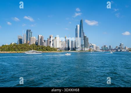 Moderne Skyline von Sydney mit Hochhäusern, die an einem sonnigen Tag vom Wasser aus betrachtet werden. Stockfoto