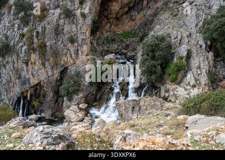 Kleiner Wasserfall und schnell fließender Bach zwischen Kalksteinklippen im Nacimiento Rio Castril Gebiet, Sierra de Castril Naturpark, Andalusien, Spanien. Stockfoto