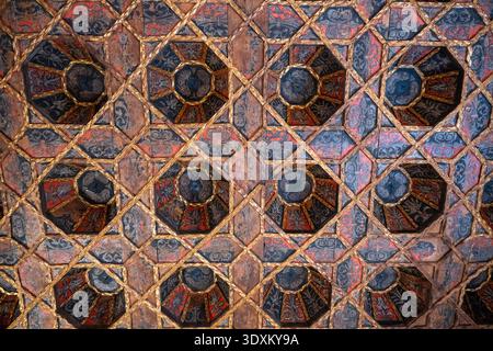 Geometrische Kassettenholzdecke mit bemalten Paneelen und vergoldeten Details, traditionelle Handwerkskunst fotografiert in einem historischen Gebäude in Cuenca, Spa Stockfoto