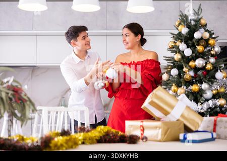 Ein junges Paar bereitet sich vor, Weihnachten und Neujahr zu feiern Stockfoto