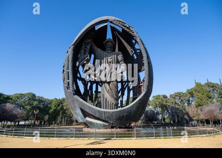 Weite Sicht auf das Denkmal Huevo de Colón (Columbus Egg) mit zentraler Figur und Teich im Parque de San Jerónimo, Sevilla, Andalusien, Spanien. Stockfoto