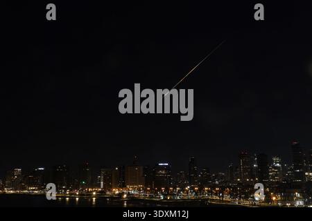 4. März 2026, Tel Aviv, Tel Aviv, israel: Eine Abfangrakete des Eisernen Kuppels wird gestartet, um vom Iran aus abgefeuerte Raketen über der Skyline von Tel Aviv, Israel, am 3. März 2026 abzufangen. Israelische Luftabwehrsysteme wurden in ganz Zentralisrael nach Raketenstarts aus dem Iran unter eskalierenden regionalen Spannungen aktiviert. (Kreditbild: © Saeed Qaq/ZUMA Press Wire) NUR REDAKTIONELLE VERWENDUNG! Nicht für kommerzielle ZWECKE! Stockfoto