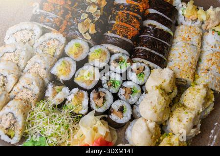 Auswahl an Sushi-Brötchen auf Servierplatte. Vegane Sushi-Brötchen. Stockfoto