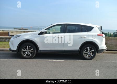 Ein 2016 Toyota RAV4 parkt in Teignmouth, Devon, England, Großbritannien. Stockfoto