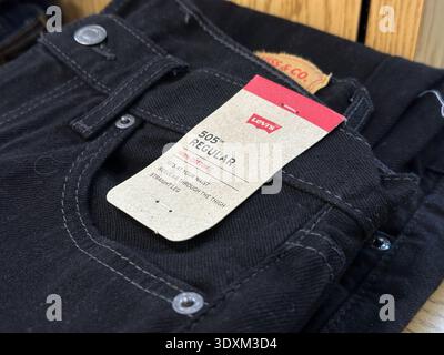 Novi, Michigan, USA - 2. März 2026 : Nahaufnahme des Lederetiketts auf Levis blauer Jeans, das die klassische Marke Levi's 505 hervorhebt. Perfekt für die Präsentation Ihrer stilvollen, brandneuen Levi's Bekleidung. Stockfoto